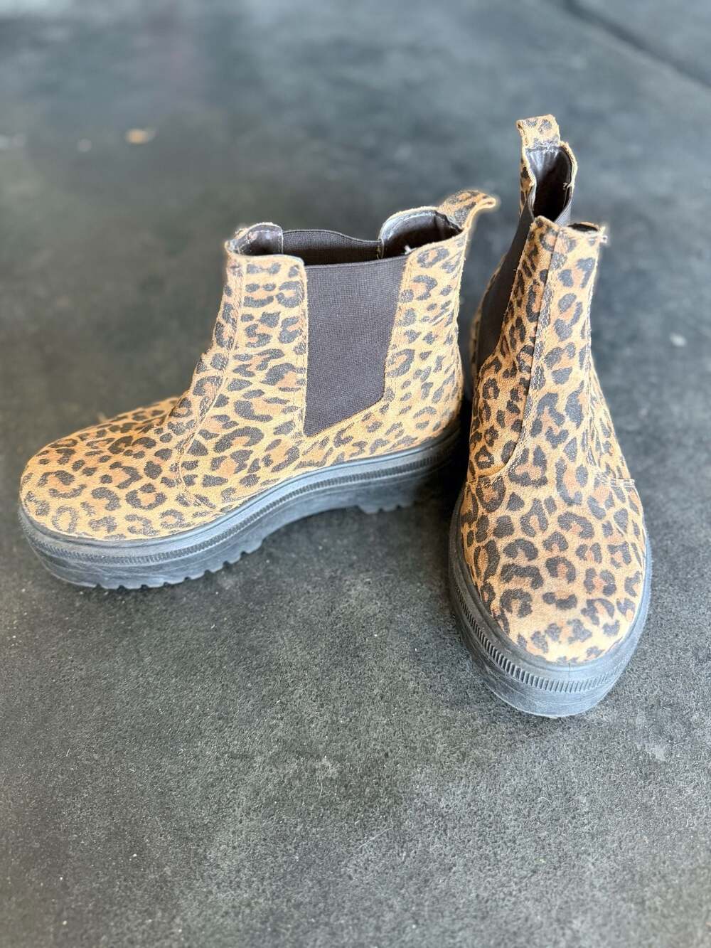 Urban Outfitters Brody Leopard Print Platform Chelsea Boots - Picture 2 of 7